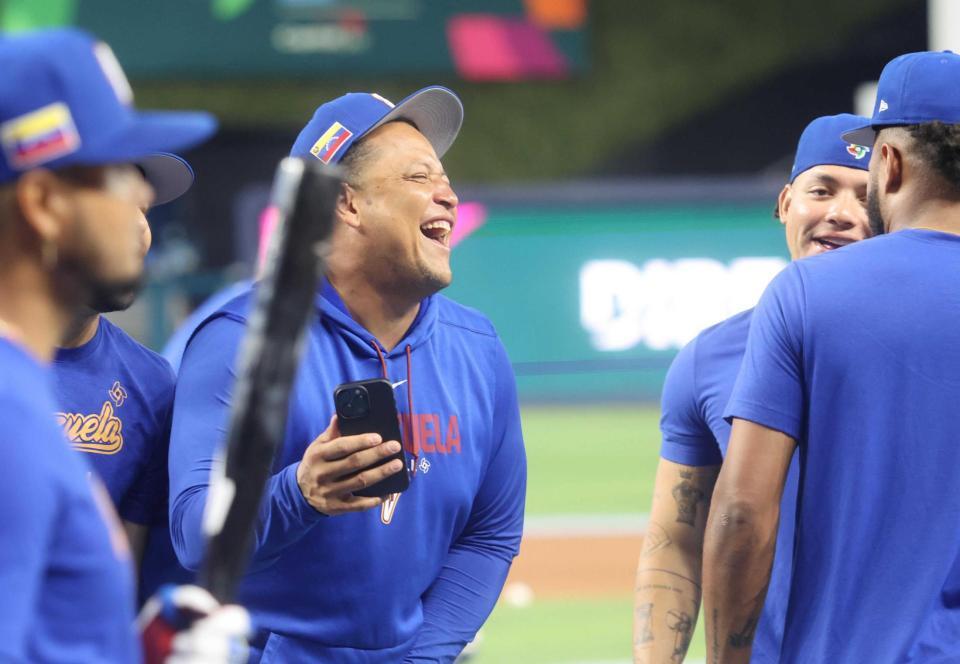 ベネズエラの練習中に笑顔を見せるカブレラ打撃コーチ（左から２人目）