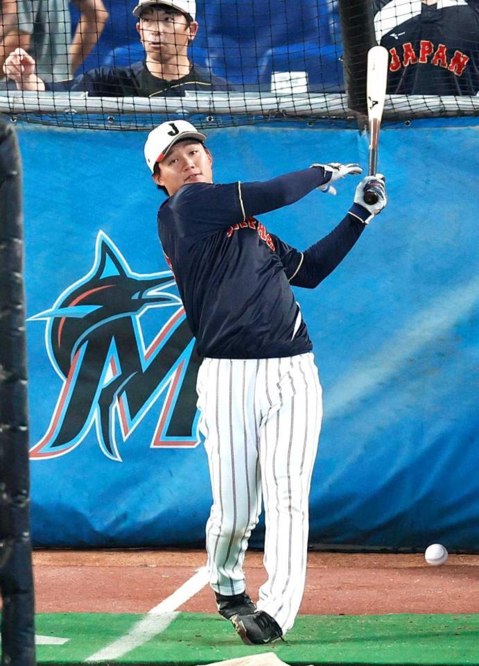 打撃練習する森下（共同）