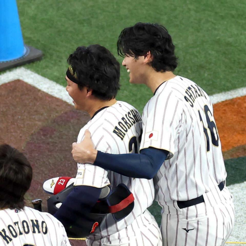 ライブＢＰを終え、森下（左）に抱きつく大谷（撮影・伊藤笙子）