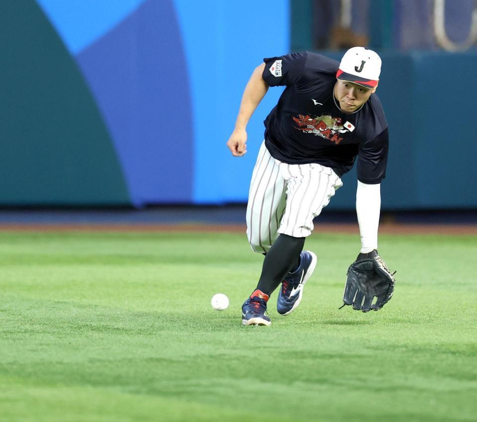 右翼の練習をする佐藤輝（撮影・伊藤笙子）