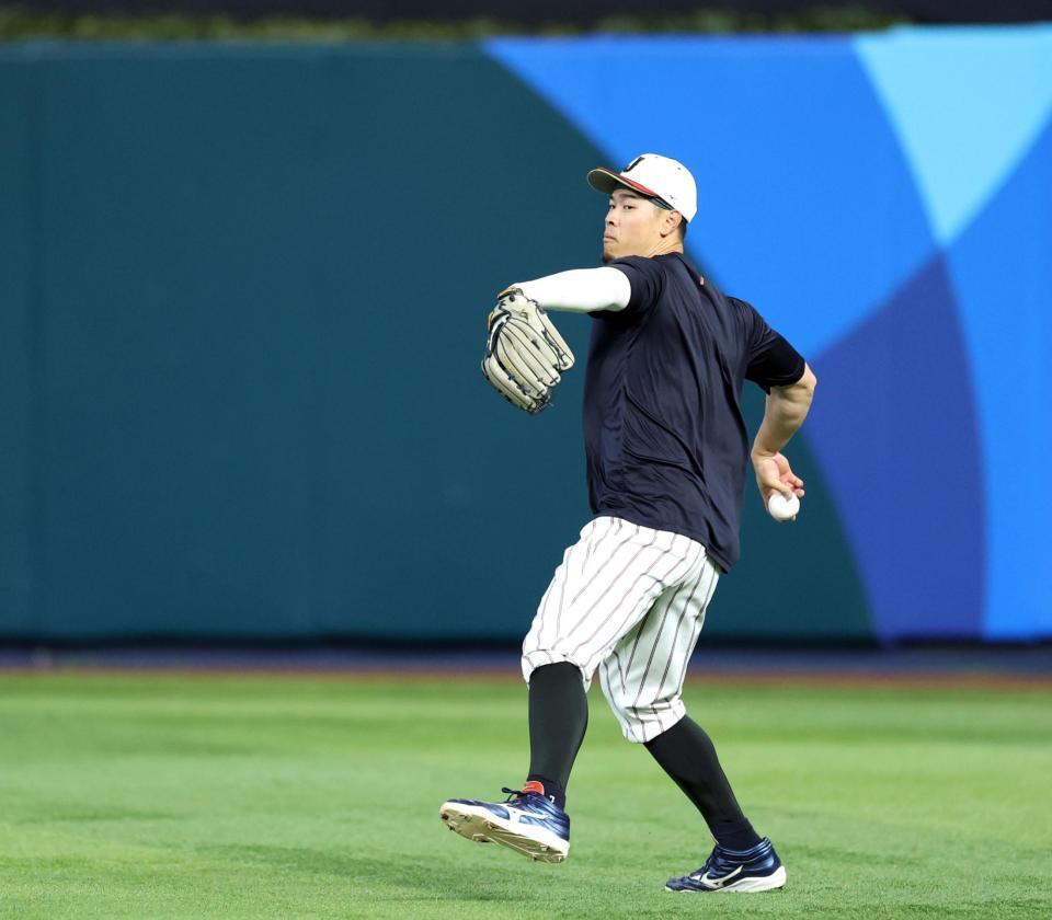 右翼の守備練習をす佐藤輝（撮影・伊藤笙子）