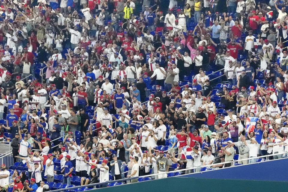 ＷＢＣのドミニカ共和国－韓国戦で盛り上がるスタンドのファン（共同）