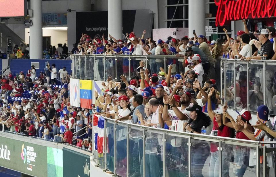 ＷＢＣのドミニカ共和国－韓国戦で盛り上がるスタンドのファン（共同）