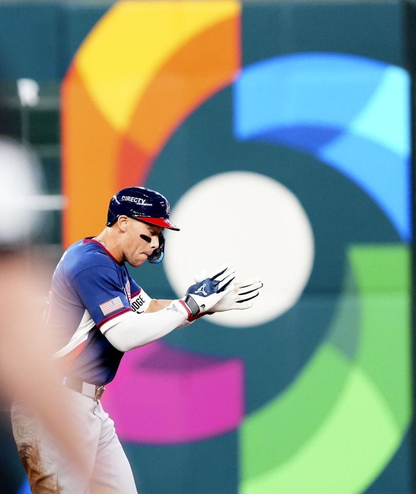 １回、二塁打を放ち塁上で手をたたくジャッジ（提供・共同通信社）