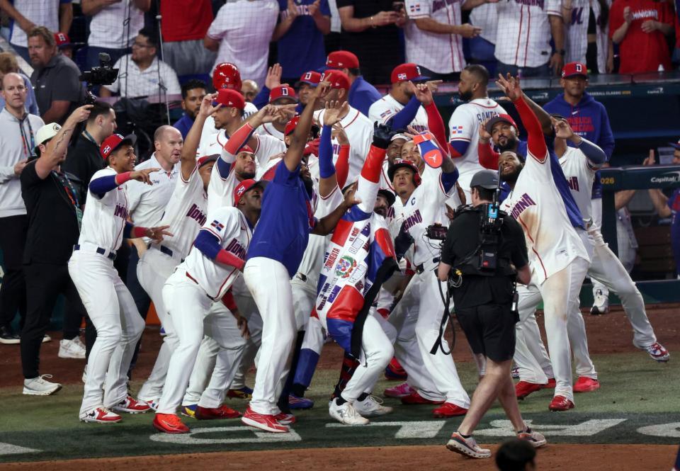 ７回、ウェルズの３ランでコールド勝ちを決め、喜ぶドミニカナイン（撮影・伊藤笙子）