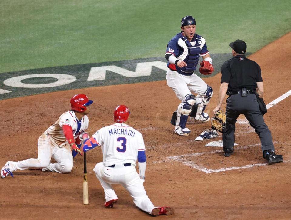 ３回、ドミニカ・ゲレーロJr.の適時二塁打でソト（左）がセーフとなり、球審に抗議する朴東原（中央上）＝撮影・伊藤笙子