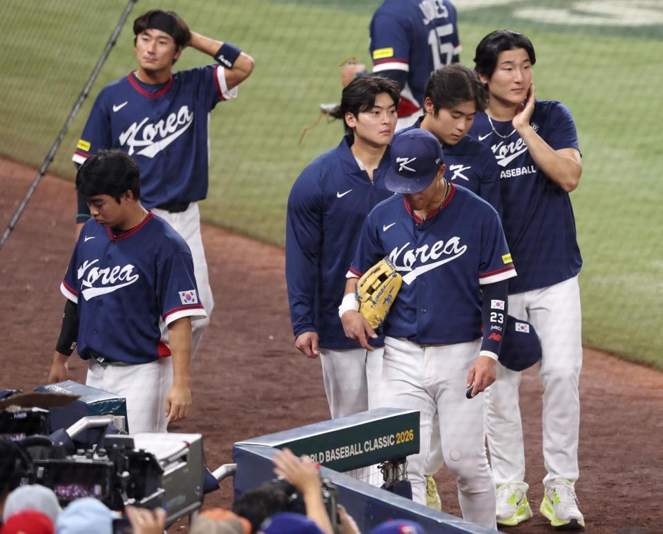 ドミニカにコールド負けを喫し、ベンチへ戻る韓国ナイン（撮影・伊藤笙子）