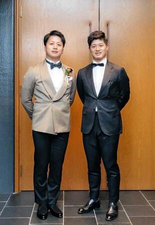 剣志郎さん（左）の結婚式で撮影したツーショット写真（家族提供）