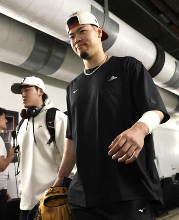 球場入りする佐藤輝（撮影・伊藤笙子）