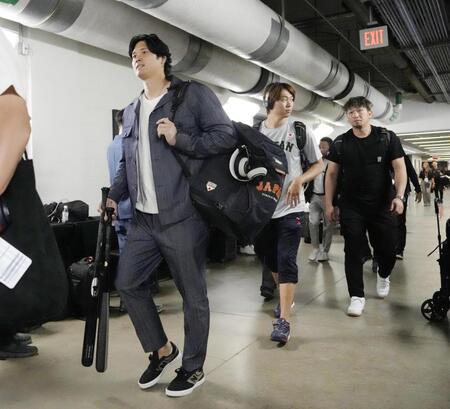 　ベネズエラ戦で球場入りする大谷（左）ら＝マイアミ（共同）