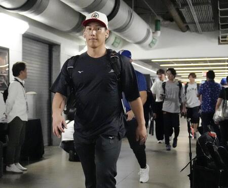 　ベネズエラ戦で球場入りする吉田＝マイアミ（共同）