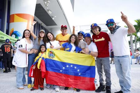　日本戦を前に盛り上がるベネズエラファン＝マイアミ（共同）