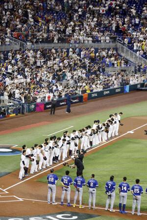 　試合前に整列するベネズエラ（手前）と日本の選手たち（共同）