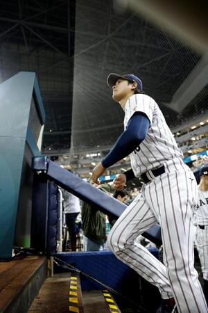 　ベネズエラ戦で入場する大谷（共同）