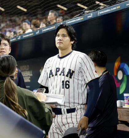 　ベネズエラ戦を前に入場を待つ大谷（共同）