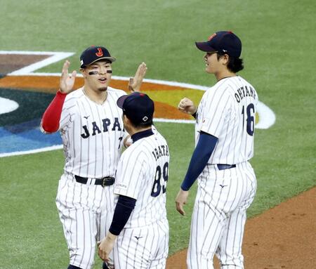 　ベネズエラ戦の選手紹介で、タッチを交わす佐藤輝（左）と大谷（右）ら（共同）