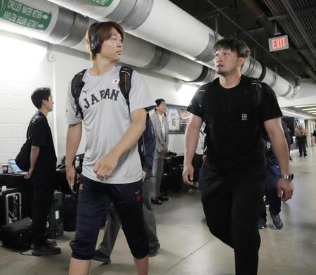 　ベネズエラ戦で球場入りする高橋宏（左）と鈴木＝マイアミ（共同）