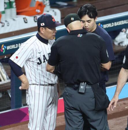 １回を終え、選手交代を告げる井端監督