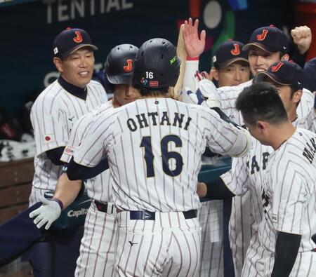 １回、同点ソロの大谷（１６）を迎える井端監督（左端）ら