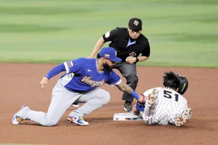 初回、二塁へのヘッドスライディングで足を痛めた鈴木（撮影・伊藤笙子）