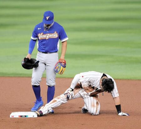 　１回、二盗の際に足を痛めた鈴木（撮影・伊藤笙子）