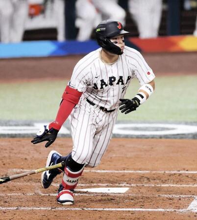 三回、同点打を放つ佐藤輝（撮影・伊藤笙子）