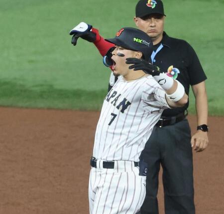 ３回、同点二塁打を放ち喜ぶ佐藤輝