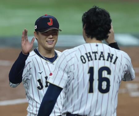 ４回を終え、大谷に迎えられる山本
