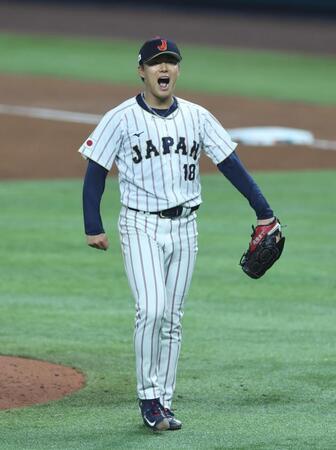 ４回を終え、雄たけびを上げながらベンチに戻る先発の山本