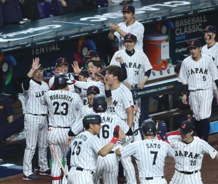 ３回、勝ち越し３ランを放った森下（２３）を迎える井端監督（左端）ら日本ナイン＝マイアミ