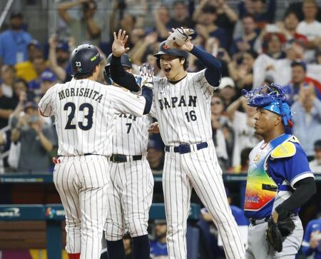 　３回、３ランを放った森下（23）を迎える三走の大谷ら（共同）