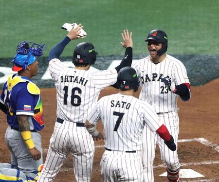 ３回、勝ち越し３ランを放ち、大谷（１６）、佐藤（７）に迎えられる森下＝マイアミ