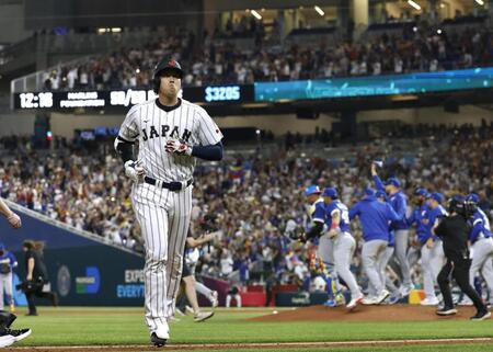 　９回、遊飛に倒れて引き揚げる最後の打者となった大谷。日本代表は逆転負けを喫し、２大会連続の優勝はならなかった（共同）