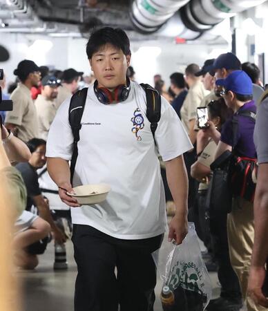 球場を後にする岡本