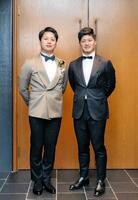 剣志郎さん（左）の結婚式で撮影したツーショット写真（家族提供）