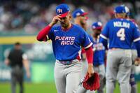 うつむきながら降板するモラン（写真提供・ＡＰ／アフロ）