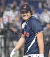 フリー打撃で笑顔を見せる大谷（撮影・伊藤笙子）