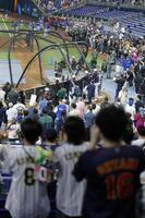 　大谷の打撃練習を見つめるファン＝マイアミ（共同）