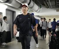 　ベネズエラ戦で球場入りする吉田＝マイアミ（共同）