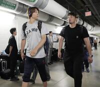 　ベネズエラ戦で球場入りする高橋宏（左）と鈴木＝マイアミ（共同）