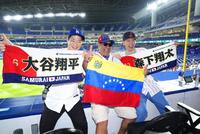 　日本－ベネズエラ戦を前に盛り上がるファン＝マイアミ（共同）