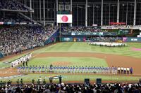 　試合前のセレモニーで整列する両チームの選手たち（共同）