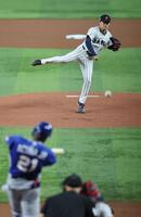 １回表、アクーニャに先頭打者本塁打を打たれる山本＝マイアミ