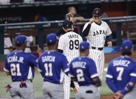 試合前セレモニーでアクーニャＪｒ．とアイコンタクトをとる大谷（撮影・伊藤笙子）