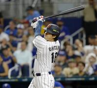 　１回、大谷が右中間に先頭打者本塁打を放つ（共同）