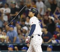 　ベネズエラ戦の１回、先頭打者本塁打を放つ大谷（共同）