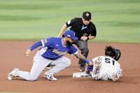 初回、二塁へのヘッドスライディングで足を痛めた鈴木（撮影・伊藤笙子）