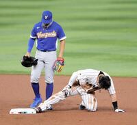 　１回、二盗の際に足を痛めた鈴木（撮影・伊藤笙子）