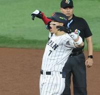 ３回、同点二塁打を放ち喜ぶ佐藤輝