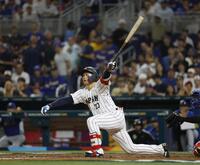 　３回、森下が左越えに３ランを放つ（共同）